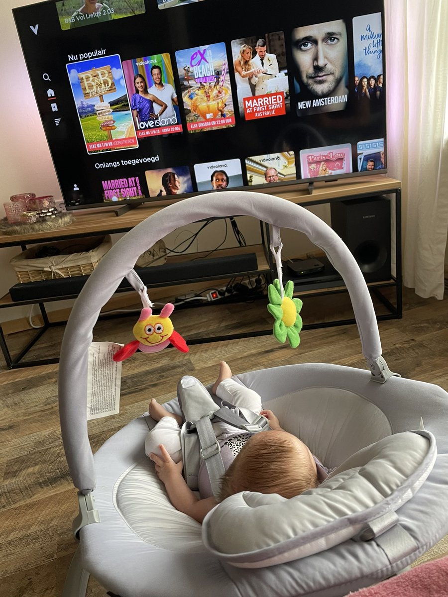 jessiedr1990's tweet photo. Frummel ligt lekker in der stoeltje… ik ga even serie kijken. Videoland start elke keer niet op dus ik roep manlief… zegt die ; ja pepa Pigg moet ook wel is slapen zeker ? 😫🤦🏼♀️ #videoland #pepapigg https://t.co/EtEpBYzOWy