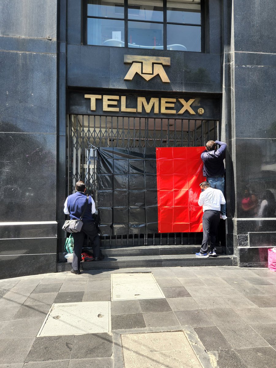 Colocación de banderas rojinegras, por parte de la tienda bellas artes
 
Ni un paso atrás  ❤🖤👊🏻