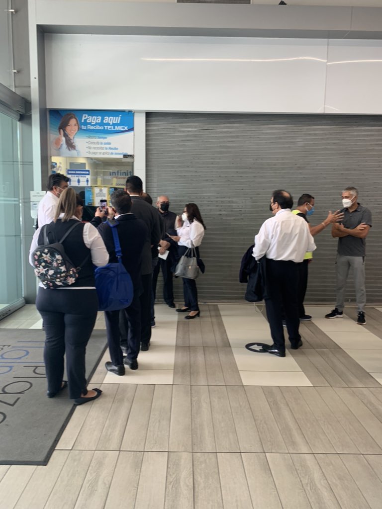 A partir de hoy al mediodía cerca de 60 mil trabajadores sindicalizados de Telmex en el país iniciaron huelga. Aquí las imágenes del centro de atención en #Tlalnepantla #Edomex