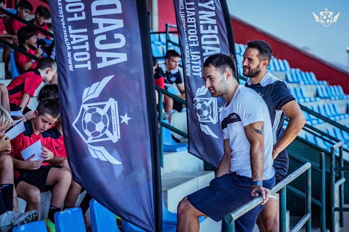 AcademyTF_'s tweet photo. 🔝🎩 Avui al #CampusTotalFootball ens ha visitat @toni_suredaa ‼️

➡️ El jugador del CE Manresa ha vingut a explicar-nos la seva experiència i el seu recent ascens a 2RFEF 🏆

👏🏼 Moltes gràcies, Toni!
—
📸: @enricserraphoto https://t.co/s4gvCpbn9m