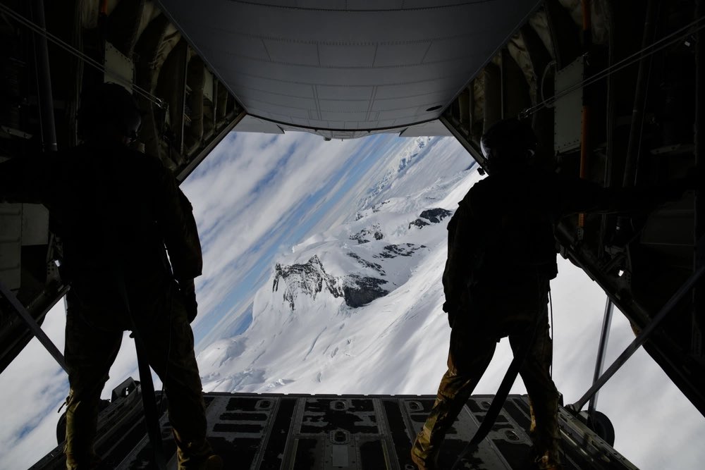 403rdWing's tweet photo. ๐ or ๐?
Our 815th Airlift Squadron #FlyingJennies are capable of executing the mission anywhere, anytime.
#ReserveReady #USAF #Loadmaster #C130J #SuperHercules #ReserveCitizenAirmen https://t.co/EC8mkMedGm
