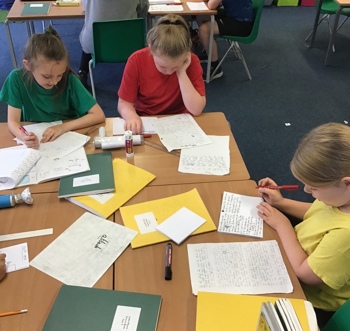 LindenRDRowan's tweet image. @LindenRDRowan #LindenEnglish #LindenReading  #CharlieChangesintoaChicken @stubbleagent 
We’ve now written our own short stories, based on the book! Well done Year 4! 
@LindenRoad