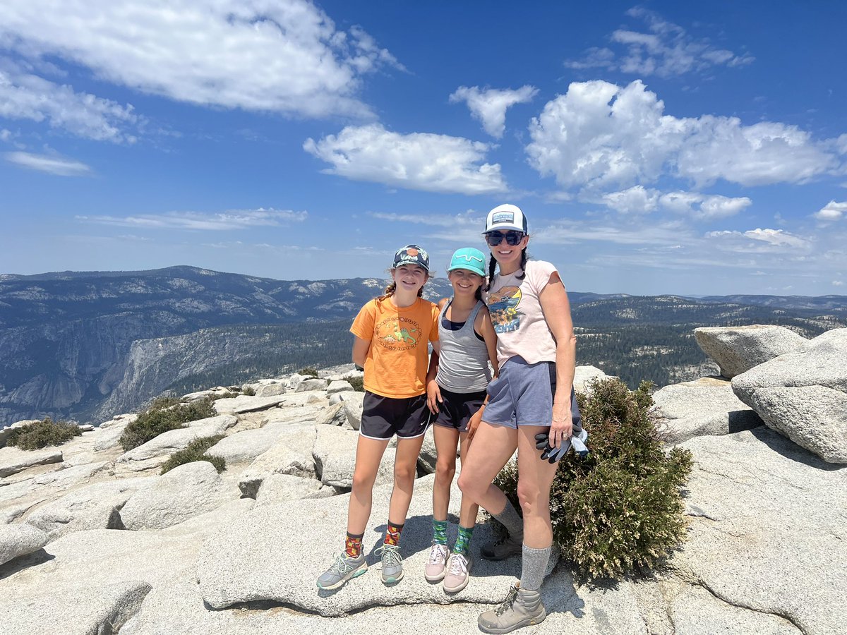 shanmcrig's tweet photo. Top of Half Dome!
Beautiful, scary & exhausting 18 miles RT.
🏔
#halfdome #yosemite #bylr https://t.co/boqyP5RVBc