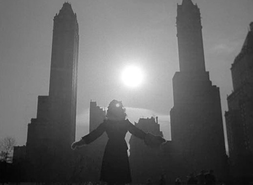 Al inicio de "El retrato de Jennie", la cita de John Keats dice: "Belleza es verdad, verdad es belleza, es todo cuanto sabemos en la tierra, y todo cuanto necesitamos saber". 

Pues no se necesita más que esa belleza para sumergirse (nunca mejor dicho) en una película como ésta.