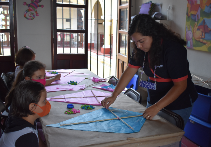 TuMundoADiario's tweet image. 🪁👧🏻🧒🏻 #Córdoba #DiarioElMundo #Papalotes Con la intención de preservar las tradiciones y despertar la creatividad de los niños, el Museo de Córdoba realizó el taller “Volando papalotes, haciendo papalotes”....

Más detalles ➡️ bit.ly/3BfRPZw