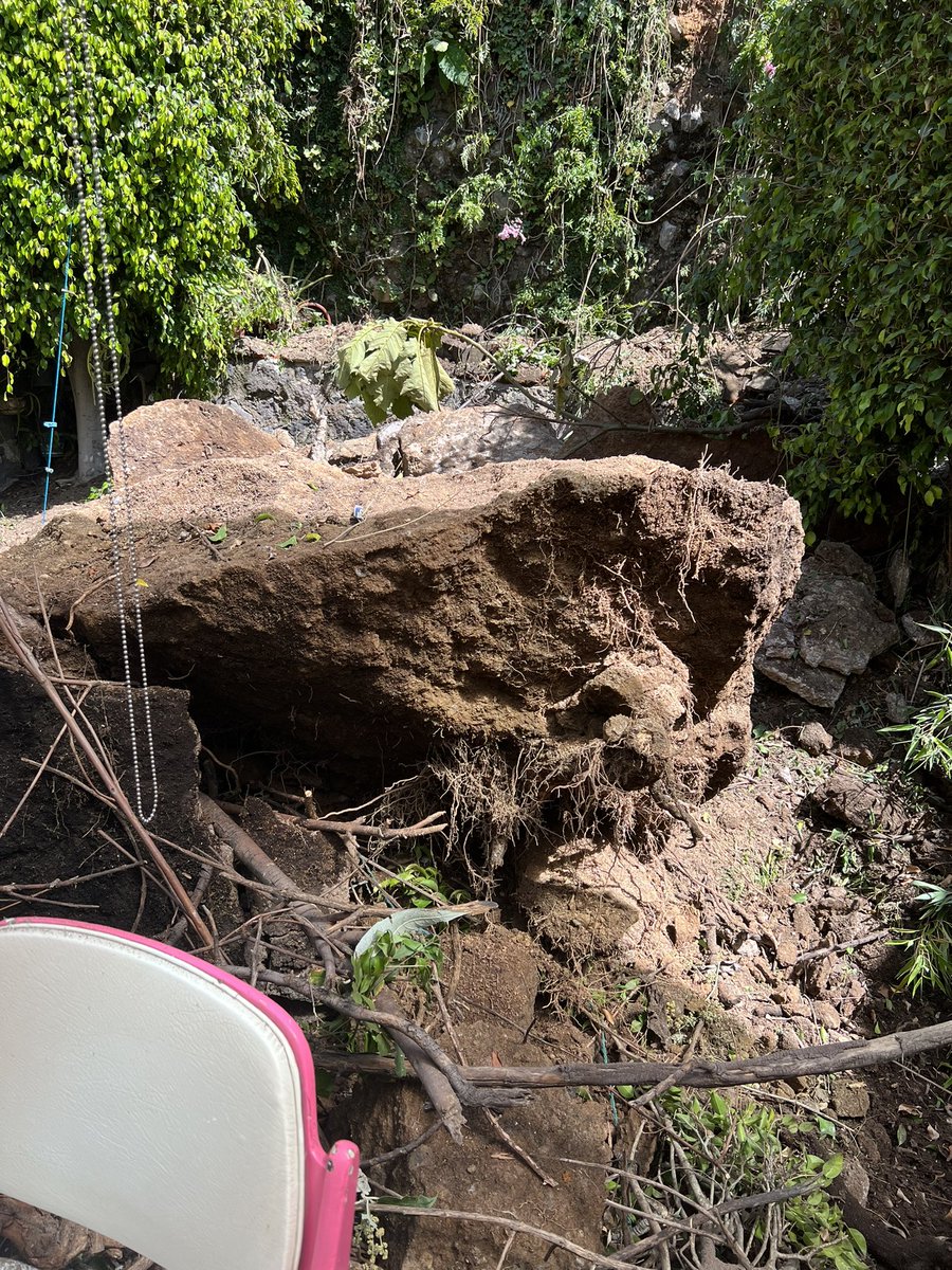 xerjee's tweet photo. Aquí un deslave de talud en las Águilas, y la alcaldía no se quiere hacer responsable, echándola la culpa a los vecinos, mientras aquí tenemos el talud a dos de seguirse cayendo! Requerimos apoyo! @lialimon @Claudiashein @martibatres @SinEmbargoMX @JorgeRomeroCtes @Reforma https://t.co/NlngcmMPt4