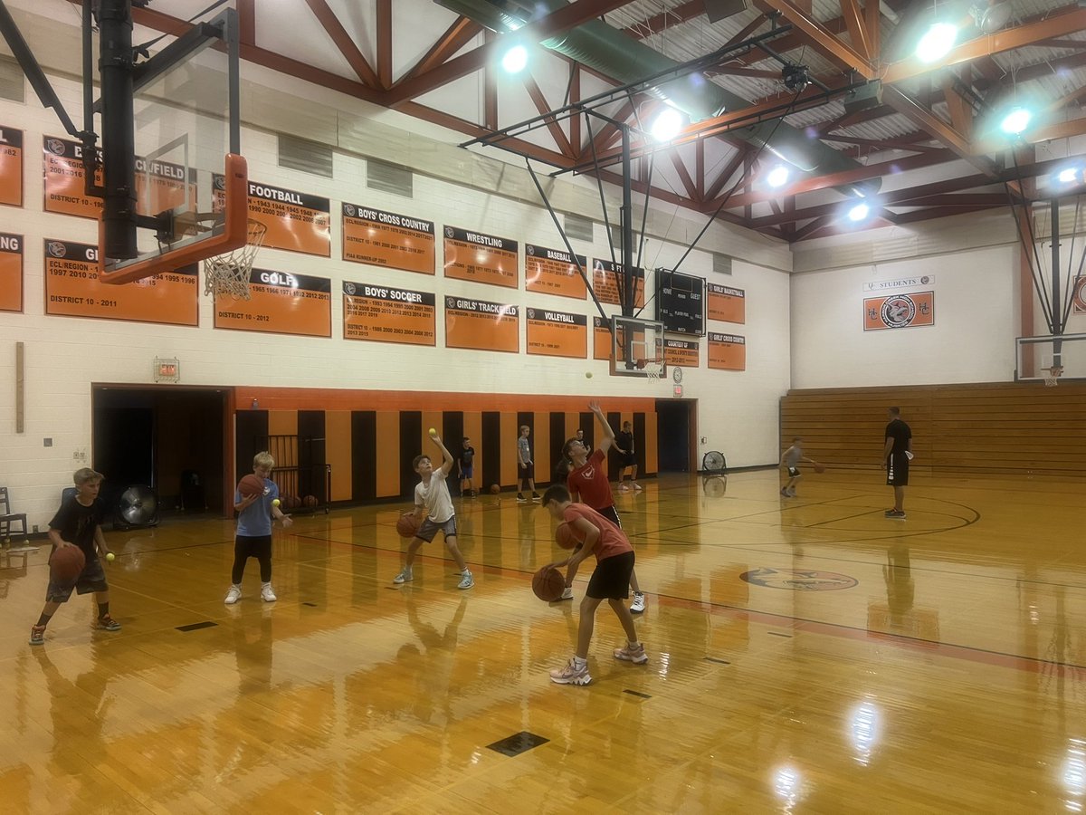 coachtimcaputo's tweet photo. Day ✌️ of HC Hoops Camp!!  Getting better! #hchoops 🏀⛹️‍♂️ https://t.co/5QDFY16KtI