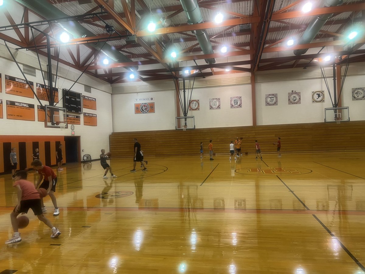 coachtimcaputo's tweet photo. Day ✌️ of HC Hoops Camp!!  Getting better! #hchoops 🏀⛹️‍♂️ https://t.co/5QDFY16KtI
