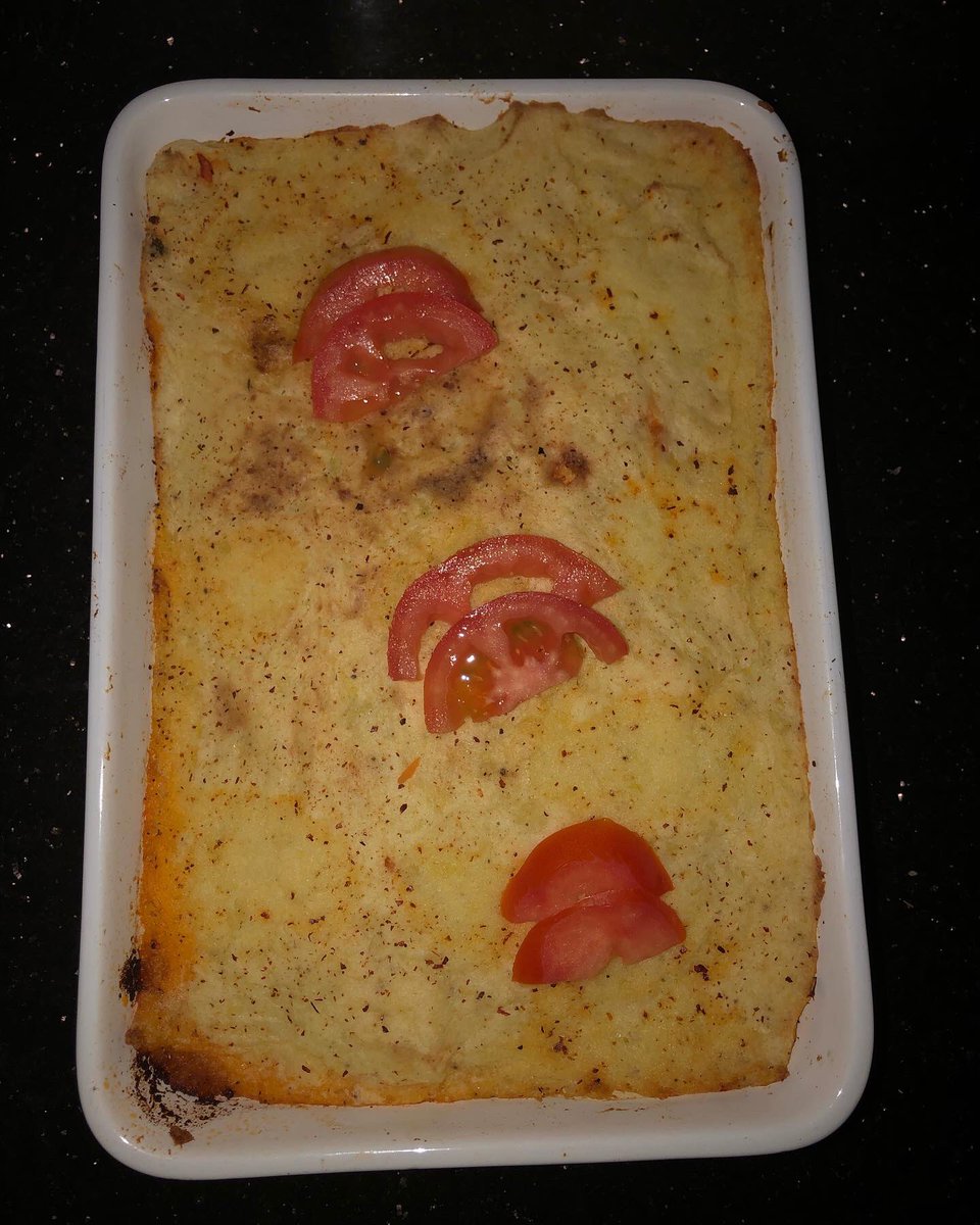 FoodieSoul6's tweet photo. Comfort food: Chicken shepherd’s pie 🥧
I cooked chicken mince along with carrots, peas, onions, herbs and tomato purée. And topped with creamy and fluffy mashed potatoes Then I baked in the oven.
#shepherdpie #chickenpie #dinnerideas #deliciouspie #healthyfood #comfortfood https://t.co/Rbz0NTT4wh