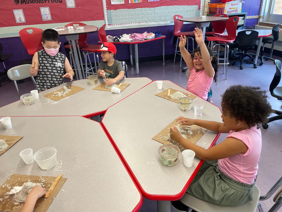 MissBauer9's tweet photo. Kindergarten building sand castles was such a fun hands-on experience! @Mrs_Sokol1 @Mrs_Pearsall #MineolaSummer https://t.co/anBWJo4Oqc
