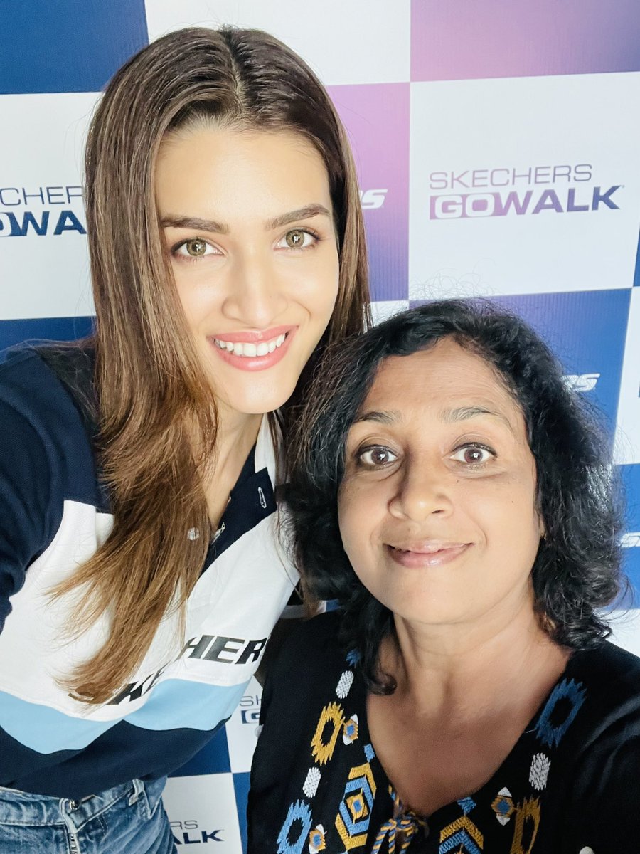 Ms_Aflatoon's tweet photo. She loves walking..she walks while talks..does weight training &amp; Yoga to keep herself fit. 

No surprises then that @kritisanon is the brand ambassador for the 3rd edition of @SkechersIndia Walkathon in Mumbai. 

October 9, MMRDA Grounds, BKC 

https://t.co/kA2hMF5iAz https://t.co/G7EJHiPesC