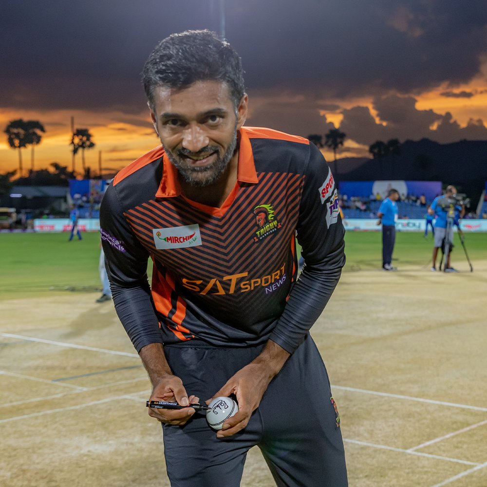 StarSportsIndia's tweet photo. Signing off with a captain's special from Rahil Shah on a 🌧️ night!
React to #RubyTrichyWarriors' 4️⃣-run win (DLS) in ☝️ word!
@TNPremierLeague | #NammaOoruNammaGethu #TNPL #TNPL2022 #SSvRTW https://t.co/kUHtF8YeAE