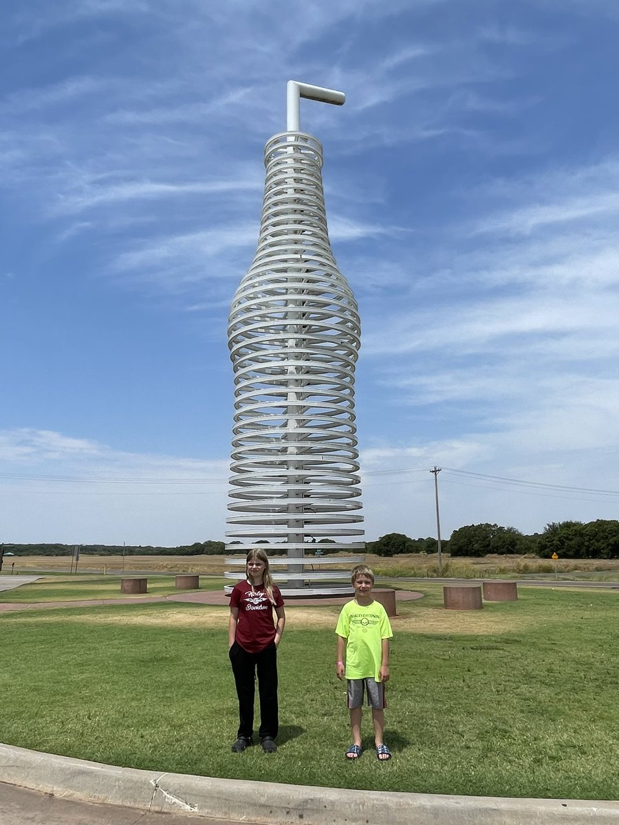 JasonCFarmer's tweet photo. Roadtrip! #worldslargestsodabottle #Pops66 https://t.co/TgYmEO3nJ4
