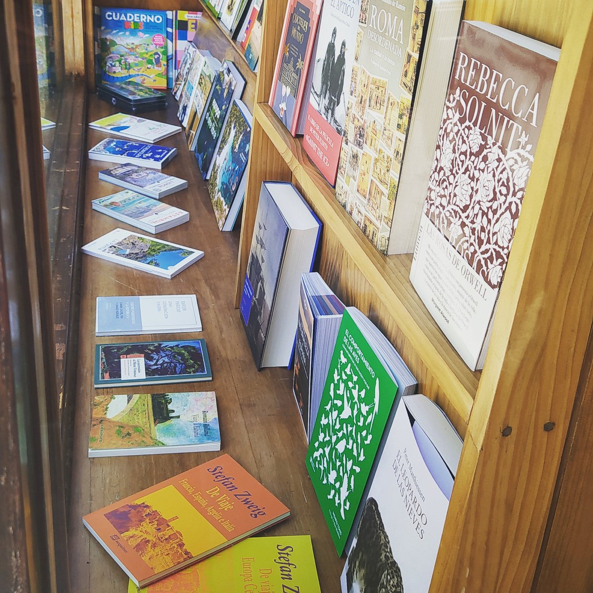 Hasta el próximo viernes 29 estamos a vuestra disposición para facilitaros lecturas veraniegas. Ojo, durante agosto permaneceremos cerrados