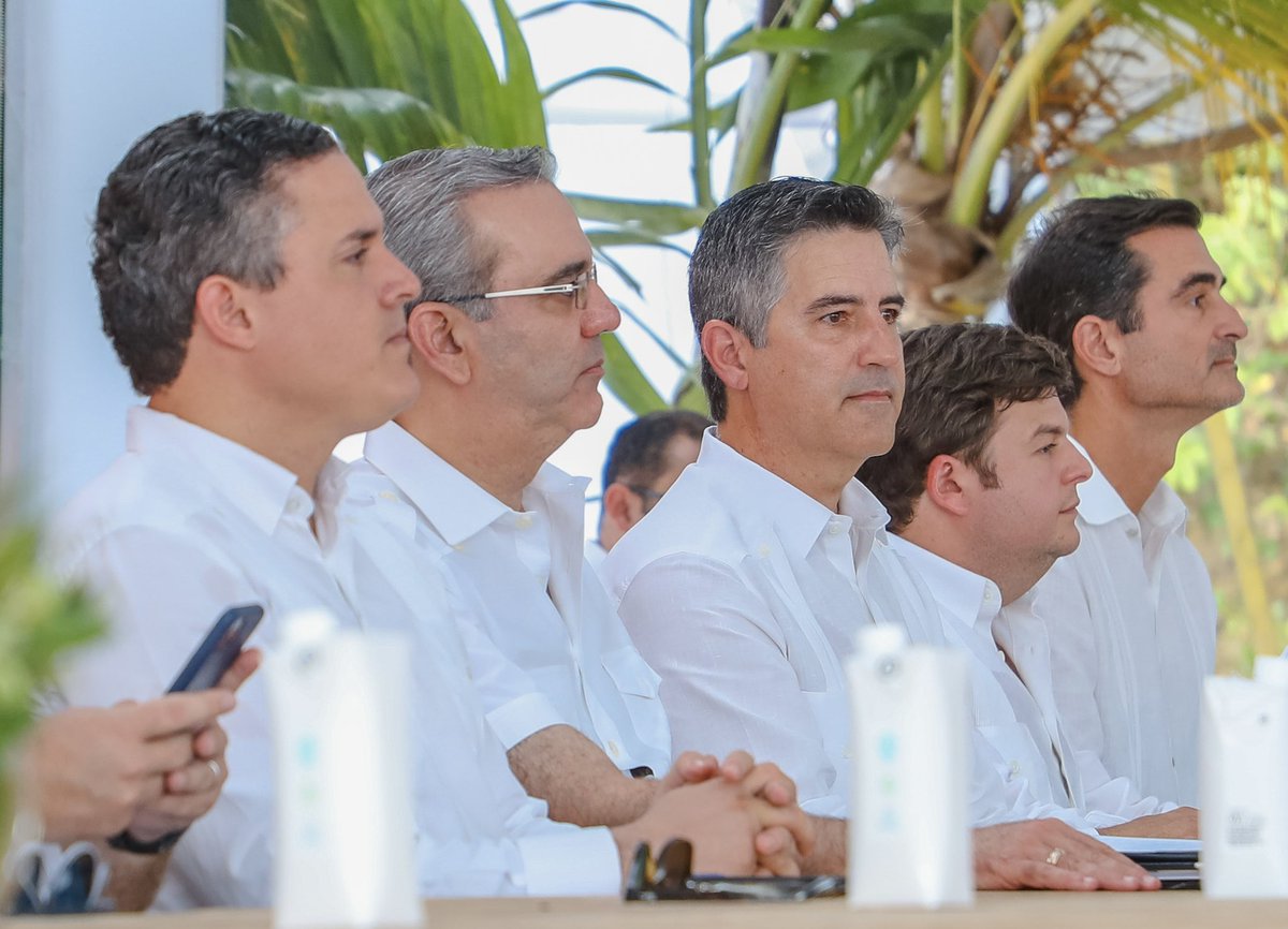 luisabinader's tweet photo. Con la construcción del puerto turístico Samaná Bayport, la República Dominicana se pone a la vanguardia de la oferta turística y de cruceros de la zona del Caribe. #EstamosCambiando https://t.co/j3CAfTpe3j