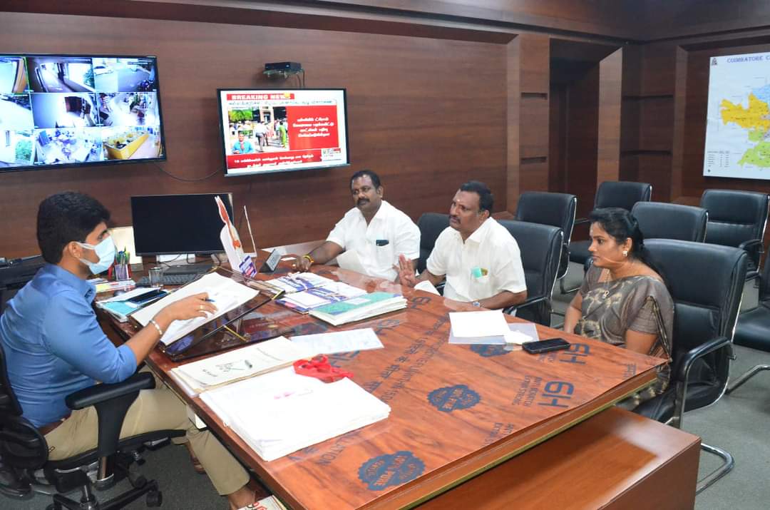 ITWingKovai's tweet photo. கோவை மாநகராட்சி அஇஅதிமுக மாமன்ற உறுப்பினர்கள் தங்களது  வார்டு பகுதியில் உள்ள பொதுமக்கள் மின்விளக்கு, சாக்கடை, குடிநீர், சாலைவசதி, பிரச்சனைகள் குறித்து கோவை மாநகராட்சி ஆணையாளரிடம்  மனு அளித்தனர்.
@CbeCorp https://t.co/tQqhxYGTmV
