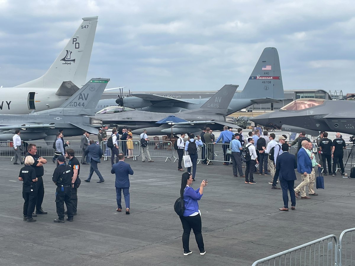 DefenseOne's tweet photo. This week in our newest #DefenseOneRadio, we explore the aerospace industry's new inflection point—with @navybook at #FIA2022 + @MarcusReports in conversation with several CEOs.
🎧https://t.co/JMNuKjKP22 https://t.co/NHVfAvervK