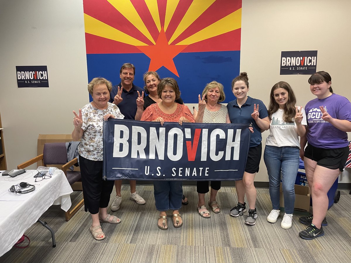 brnoforaz's tweet image. Major shoutout to all our incredible volunteers, including members from the St. Sava Serbian Orthodox Church in Phoenix, who helped us call voters across the state last night! #BrnoBrigade
