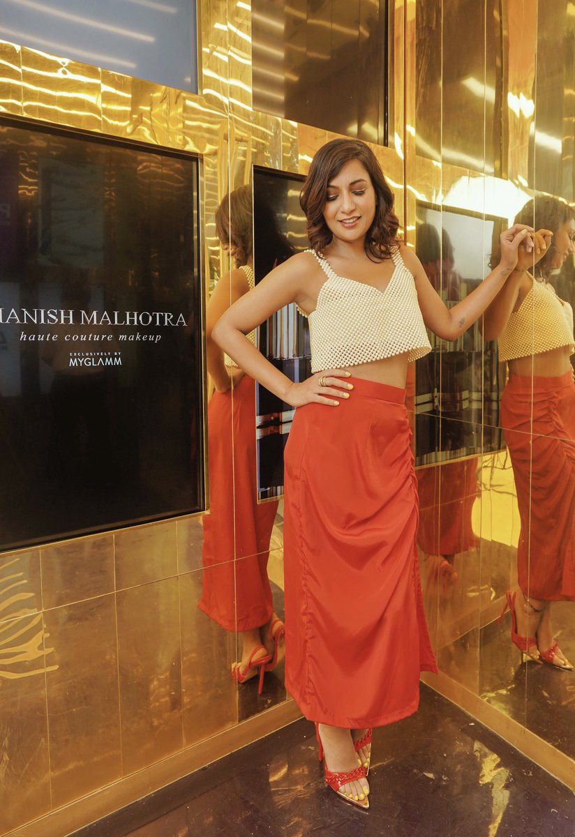 maliniagarwal's tweet photo. βA woman needs ropes and ropes of pearls.β β Coco Chanel
Outfit details : bralette - #nidzign
Skirt - #myfridayin
Styled by - @rishikadevnani
Assisted by - @Romamaityy
HMU - #makeupbydeeptimota
πΈ - #staticimages
#missmaliniootd #disco #partyoutfit #pearls #lovepearls https://t.co/mXB21TqUoc