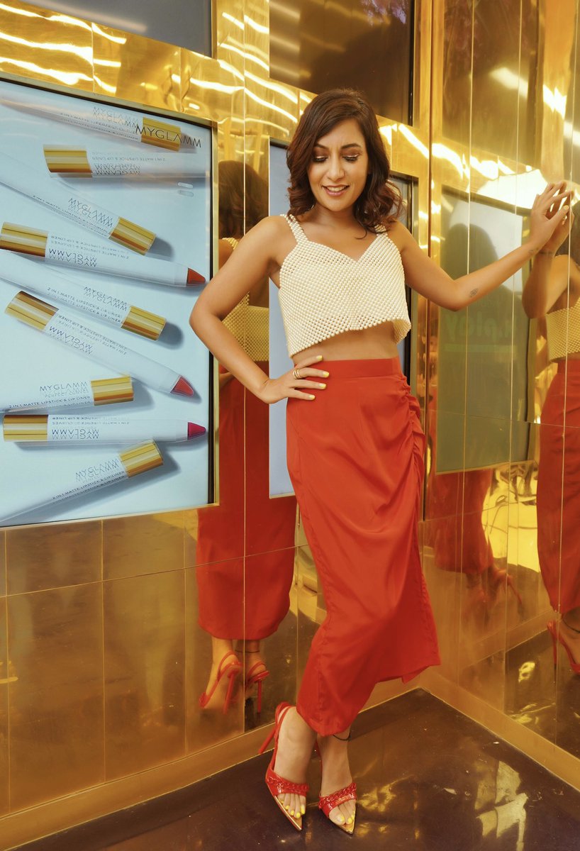 maliniagarwal's tweet photo. βA woman needs ropes and ropes of pearls.β β Coco Chanel
Outfit details : bralette - #nidzign
Skirt - #myfridayin
Styled by - @rishikadevnani
Assisted by - @Romamaityy
HMU - #makeupbydeeptimota
πΈ - #staticimages
#missmaliniootd #disco #partyoutfit #pearls #lovepearls https://t.co/mXB21TqUoc