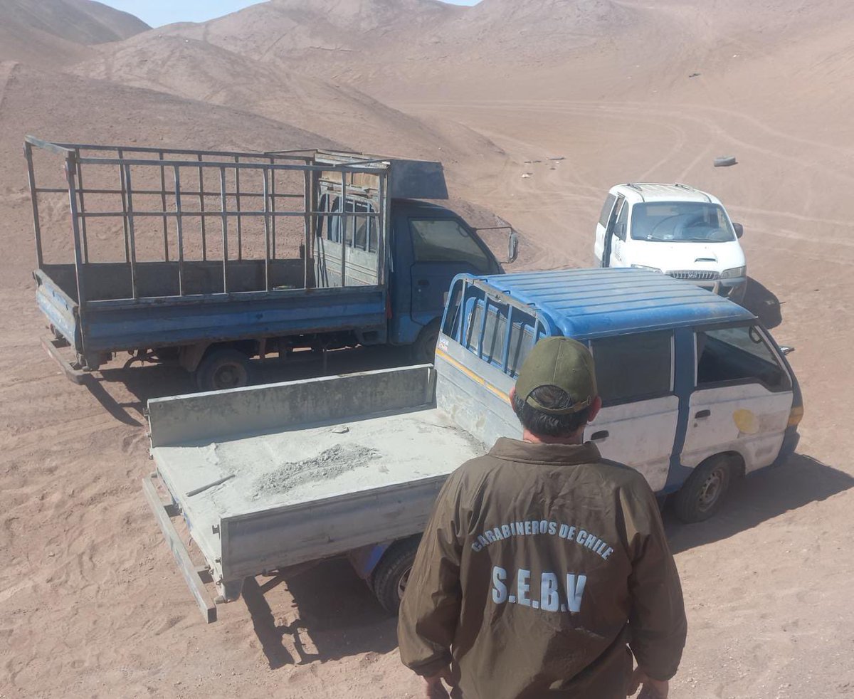 CarabTarapaca's tweet photo. Carabineros de la Sección de encargo y búsqueda de vehículos SEBV de la prefectura #Iquique, logró el hallazgo de 3 vehículos encargados por diferentes delitos tales como robo y hurto, los móviles se encontraban en inmediaciones del cerro Tarapacá.
#CarabinerosDeTodos https://t.co/XqJnPz26TH