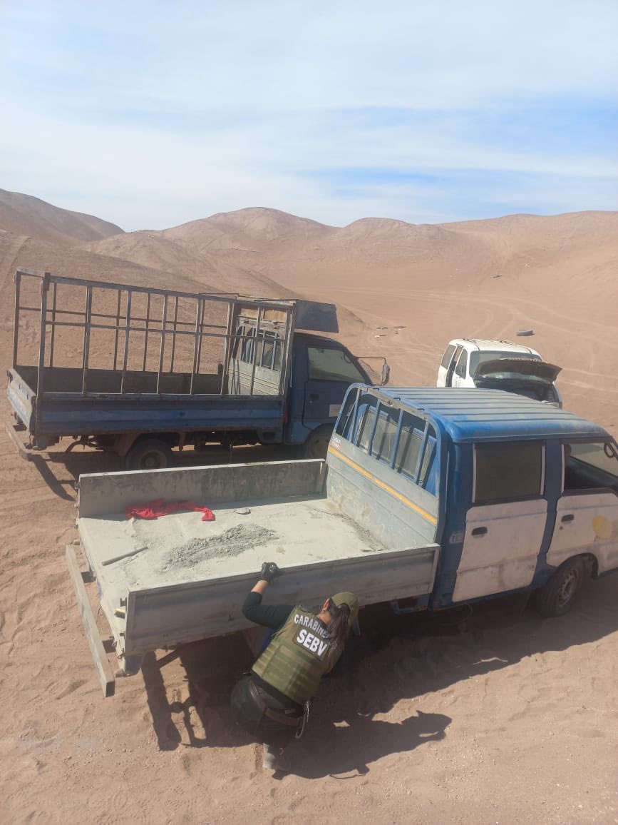 CarabTarapaca's tweet photo. Carabineros de la Sección de encargo y búsqueda de vehículos SEBV de la prefectura #Iquique, logró el hallazgo de 3 vehículos encargados por diferentes delitos tales como robo y hurto, los móviles se encontraban en inmediaciones del cerro Tarapacá.
#CarabinerosDeTodos https://t.co/XqJnPz26TH