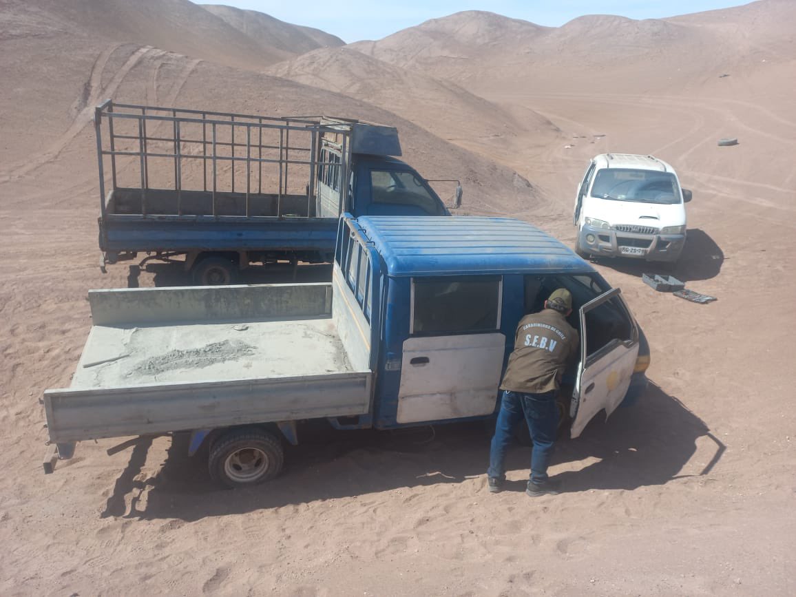 CarabTarapaca's tweet photo. Carabineros de la Sección de encargo y búsqueda de vehículos SEBV de la prefectura #Iquique, logró el hallazgo de 3 vehículos encargados por diferentes delitos tales como robo y hurto, los móviles se encontraban en inmediaciones del cerro Tarapacá.
#CarabinerosDeTodos https://t.co/XqJnPz26TH