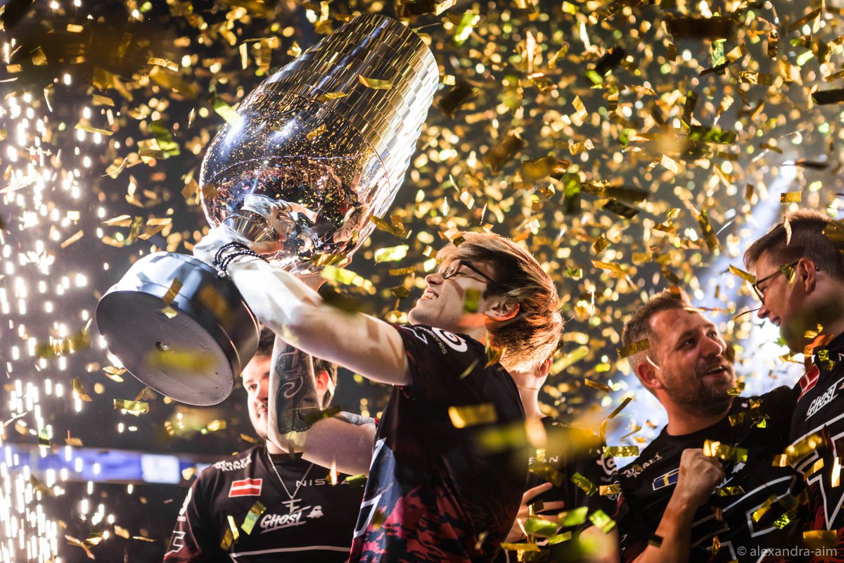 Lacerat3's tweet photo. I had shivers while shooting this historic moment of @FaZeClan being the best in the world! 💫
#IEM @ESLCS https://t.co/7ziLE6oaWc