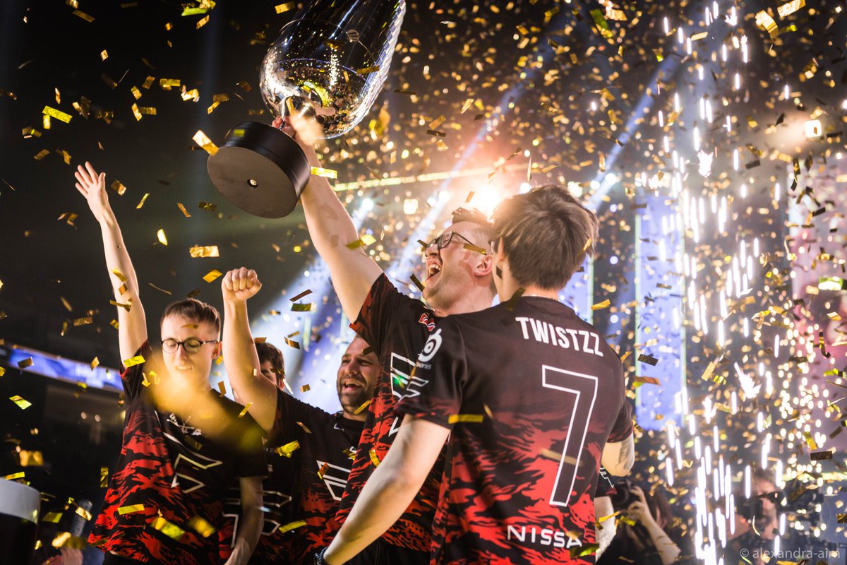 Lacerat3's tweet photo. I had shivers while shooting this historic moment of @FaZeClan being the best in the world! 💫
#IEM @ESLCS https://t.co/7ziLE6oaWc