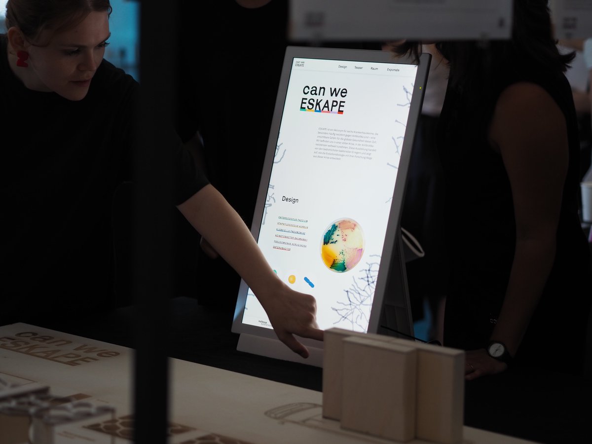 KielSCN's tweet photo. Gestern haben die Masterstudierenden der Fachbereiche Interaktive Medien und Raumstrategien @MuthesiusKH ihre Konzepte zum Thema #popupscience präsentiert. Welcher Prototyp schließlich umgesetzt wird, entscheidet sich beim #scienceday am 30. September!
➡️https://t.co/I0TeicAe3D https://t.co/1ghZvukjsL
