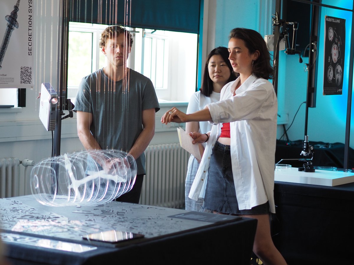 KielSCN's tweet photo. Gestern haben die Masterstudierenden der Fachbereiche Interaktive Medien und Raumstrategien @MuthesiusKH ihre Konzepte zum Thema #popupscience präsentiert. Welcher Prototyp schließlich umgesetzt wird, entscheidet sich beim #scienceday am 30. September!
➡️https://t.co/I0TeicAe3D https://t.co/1ghZvukjsL