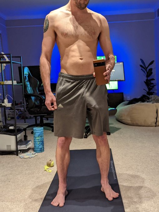 I love freeballing and showing my bulge 🍆🍆 https://t.co/VLWAvMxUaI