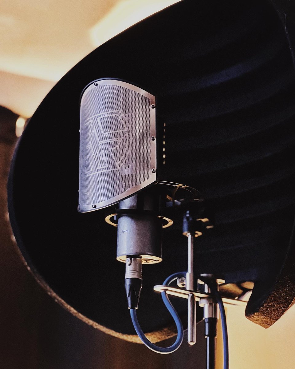 Aston_Mics's tweet photo. #AstonHalo and #AstonSpirit make the perfect portable recording combo, who agrees? 🎙
📸: nikospavlou_ (IG)
#reflectionfilter #sound #audio #astonmicrophones #mic #studiogear #recording https://t.co/l8EI8qu6Qe