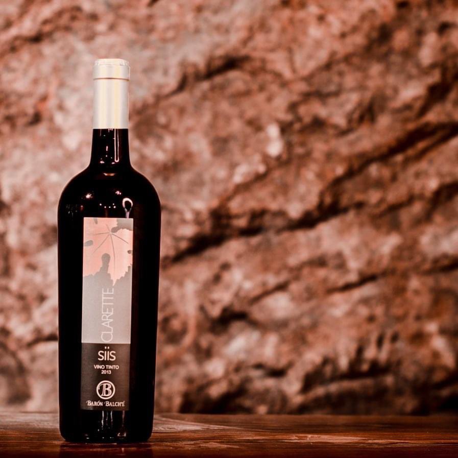 Siis Clarette - Tempranillo, Grenache, Semillon 

👁 VISTA: Color rojo cereza con destellos rosados.

👃 NARIZ: Aromas a frambuesa, Jamaica, pimiento morrón y ligeros toques a madera.

👄 BOCA: En boca se siente la frescura, ligera untuosidad y suave, con un sabor semi-dulce.