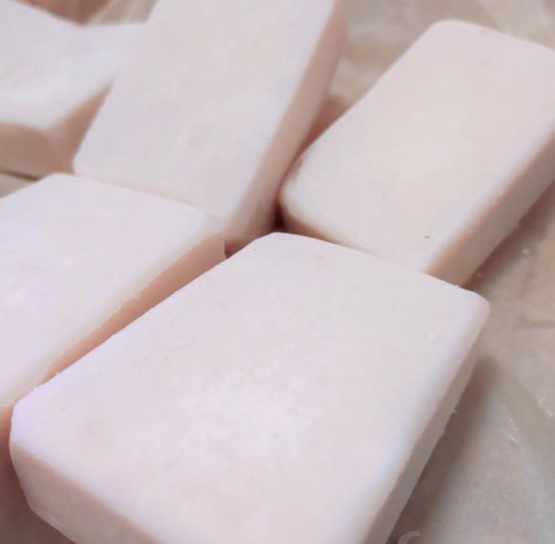 Calemine powder baby soap.
Made from coconut oil, olive oil, and Shea butter. Super moisturising for skin. No fragrance, just good handmade soap.

sunshinecraftsie.com

#handmadesoaps #naturalproducts #craftersofinstagram #craftsofireland #babyproducts #momsofinstagram