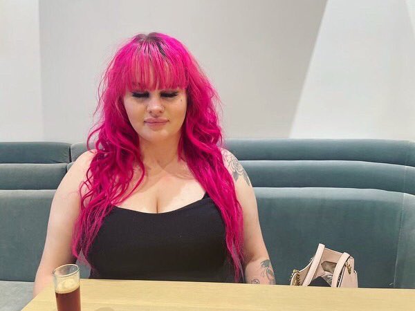 CursedEvey's tweet photo. It’s meeee! #torontogirl #pinkhair #whyamihashtagging https://t.co/OdkayM2H6m