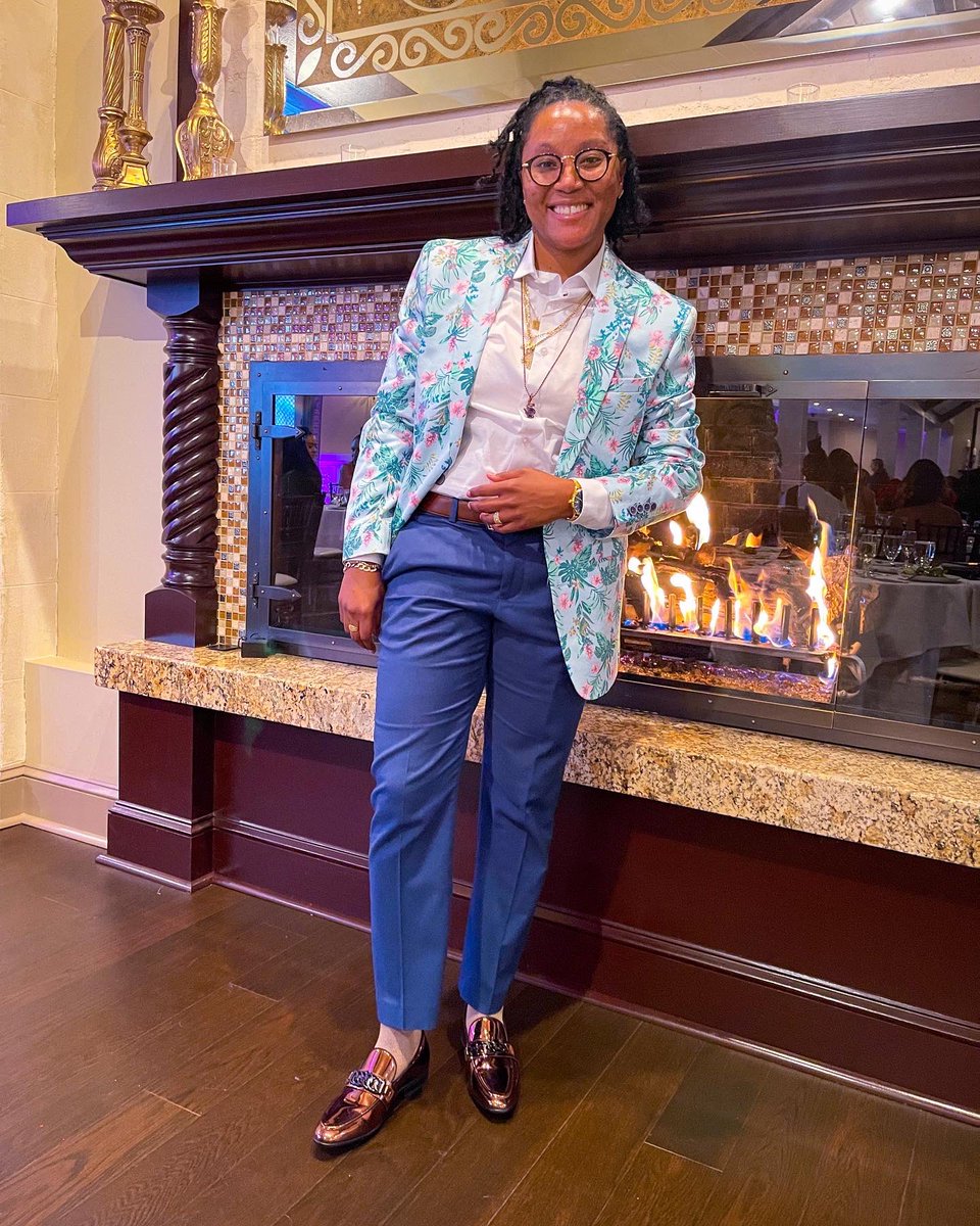 JayDob_'s tweet image. Toast to 30-Fine! ✨ #HappyBirthday #SolarReturn #30plusTwitter #OOTD #photography