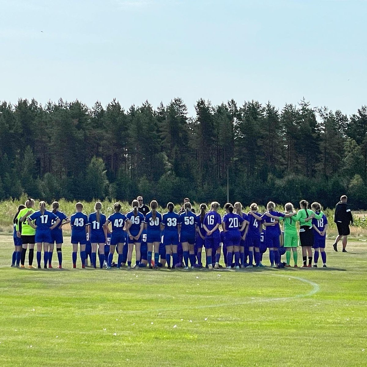 virpiheikkila3's tweet photo. #kokkolacup2022 alkanut helteisessä säässä ⚽️💙🔥⚽️
Tultiin Riihimäeltä kannustamaan oman kylän tyttöjä #ripspect #ripst0708 #kokoviikonloppufudista https://t.co/HViaTrc2xq