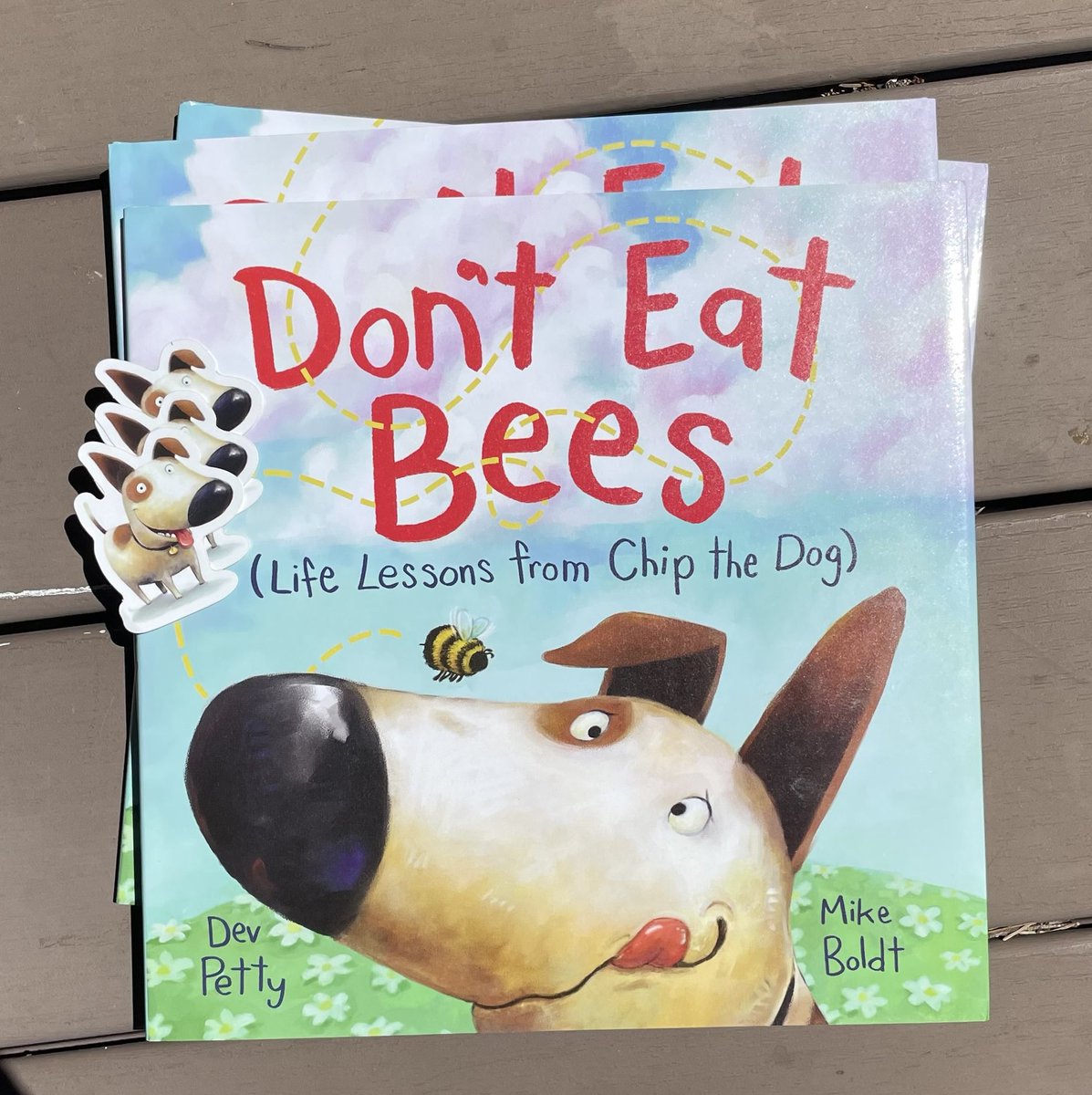 devpetty's tweet image. GIVEAWAY! 

I have 3 extra author copies of DON’T EAT BEES (Life Lessons From Chip the Dog) So, what else? let’s give ‘em away! 

“A chewy treat for dog-lovers.” -Kirkus 

“Romping read-aloud…funny and involving.” -Booklist 

Follow, RT, reply with a funny pet picture by 7/24 !