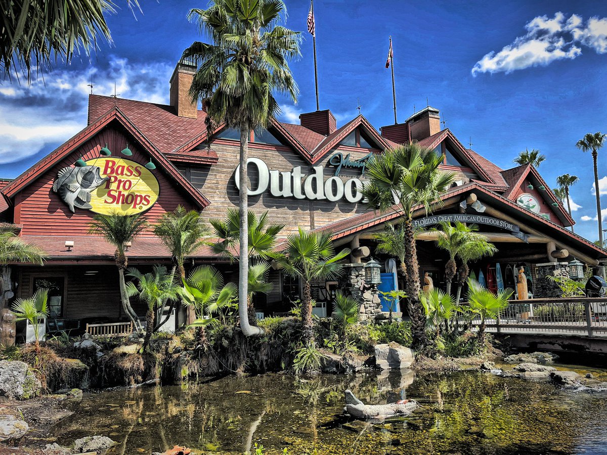 FishHardDave's tweet photo. Thanks to Air Canada, I have a little additional time to spend in Orlando, so I dropped by the @bassproshops! AC & fishing tackle, what more can you ask for in hot steamy FL?πππ#BassProShops #AnotherHotOne https://t.co/tefcD7dydk