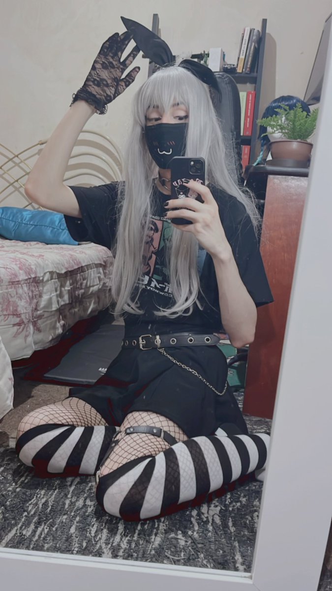 Hello cuties, wanna sit on my lap? I will give you headpats 🥺 10 RTs and I will post a lewder side of Hideri... #femboy #Femboy #cosplay #twink #hideri #anime