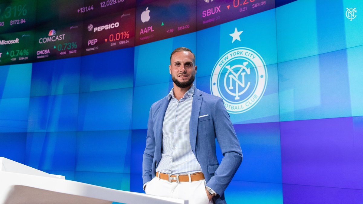 newyorkcityfc's tweet photo. .@alfredo1008 and @MaximeChanot ringing the Closing Bell at @NasdaqExchange in Times Square today 🔔📶 #ForTheCity https://t.co/Vfw6wdFxGL