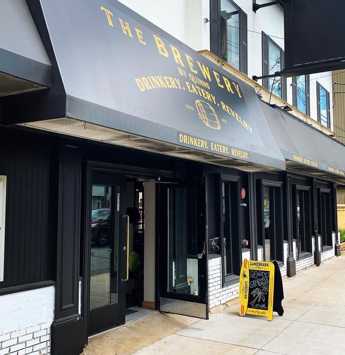 ParamountHFX's tweet photo. Congrats to @thebrewerybyquinns on their recent Grand Opening! A new British-Style GastroPub offering 20 beer taps leased the space that was once occupied by Athens Restaurant. 
Patio - Food - Music on Quinpool! 🎶 CHEERS 🍻
#HalifaxNS #ParamountManagement #LiveLoveHalifax https://t.co/SgVaDDuzkH