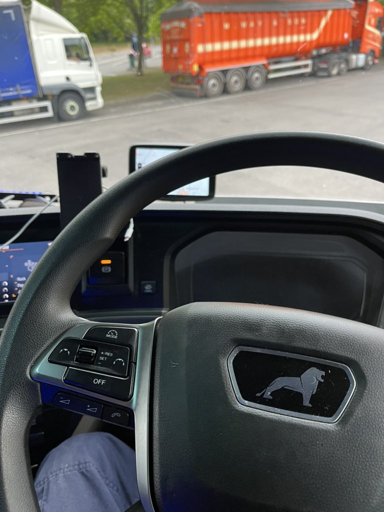 Trucker_Flyboy's tweet photo. Evening all, pretty good day for my 1st day back on shift, Newport to Portsmouth and then back to Newport, parked up at Delemere ready for a tip in Romford🤙🏻 @owensgroupuk #TrampingLife #WeekendWorker #TeamOwens https://t.co/1a3csc7Aj6
