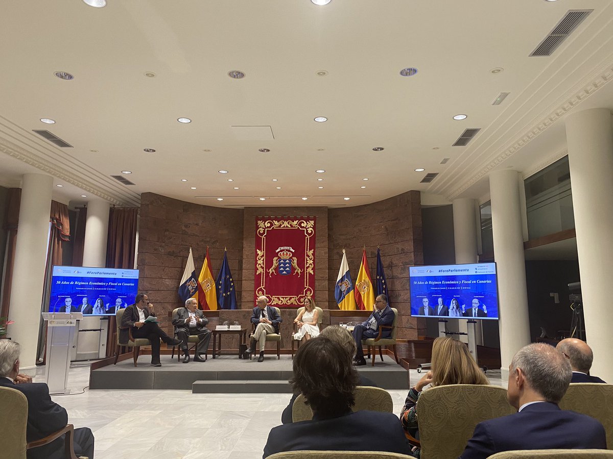 Recordando los 50 años del Régimen Económico y Fiscal en Canarias en el #parlamentodeCanarias que tiene sus orígenes en la propia Conquista de las #IslasCanarias con Cristobal Montero, José Carlos Francisco, Jeronimo Saavedra y Rosa Dávila