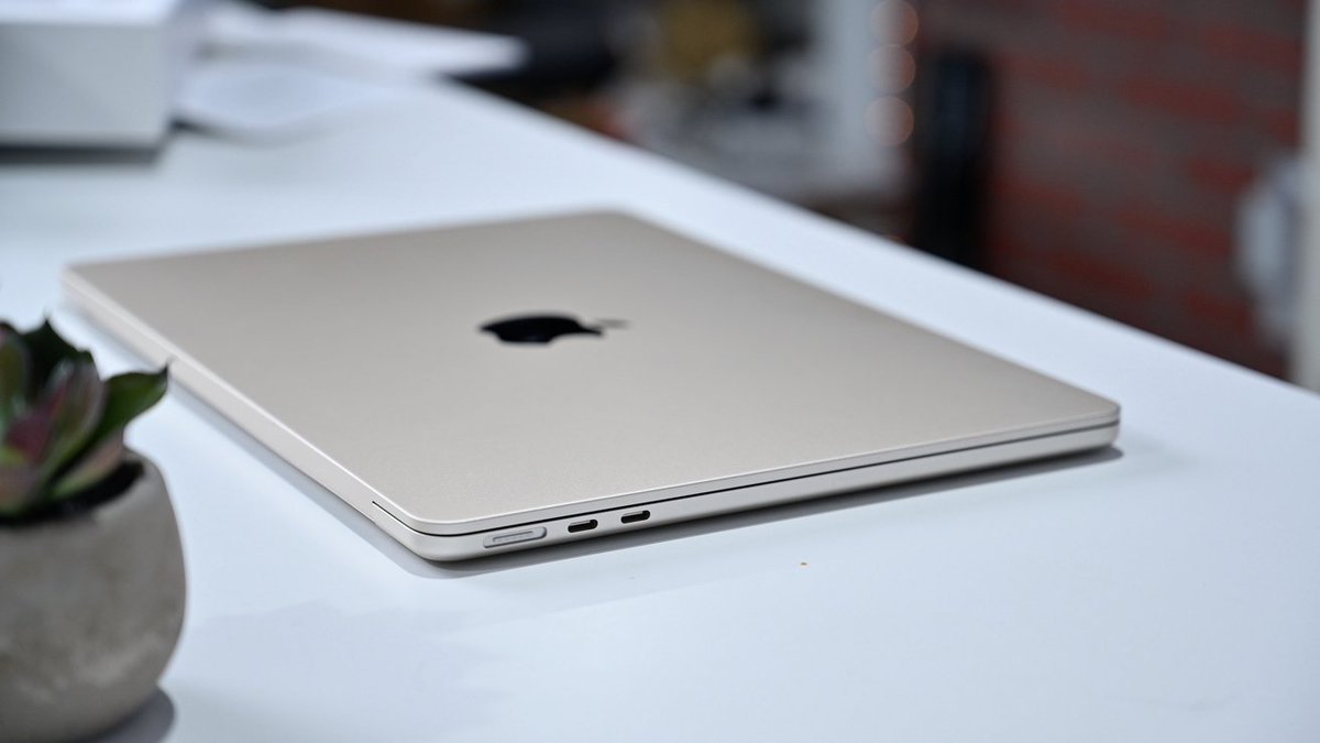 appleinsider's tweet photo. Video Review: The #M2 #MacBookAir redesign with an #AppleSilicon upgrade makes it the best option for most people who want to own a portable Mac.  https://t.co/FpCdkd7wJl https://t.co/sAOqCSi9HQ
