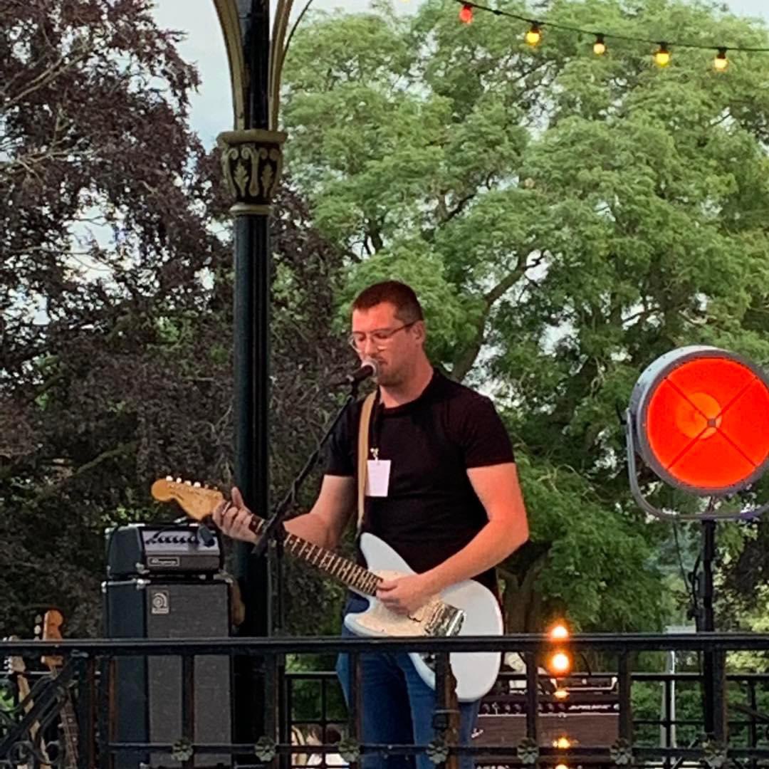 Onezeroff_'s tweet image. ⚡️RETOUR EN IMAGES⚡️

C’était il y a 1 mois ! Merci à tous d’être venu et d’avoir participé avec nous à ce #concert de la #fetedelamusique ! 😎

Au fait, vous pouvez retrouver notre #interview d’après concert juste ici 👉 urlz.fr/iNjo 

#onezero