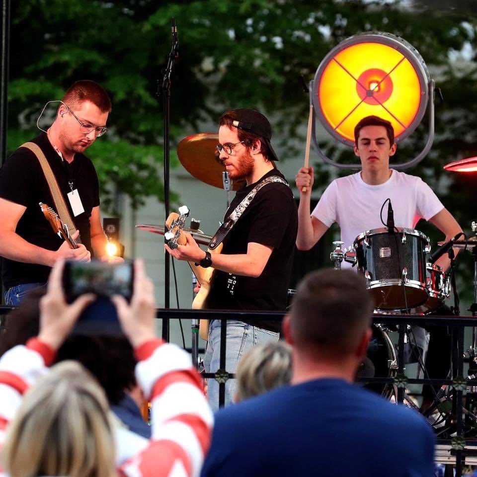 Onezeroff_'s tweet image. ⚡️RETOUR EN IMAGES⚡️

C’était il y a 1 mois ! Merci à tous d’être venu et d’avoir participé avec nous à ce #concert de la #fetedelamusique ! 😎

Au fait, vous pouvez retrouver notre #interview d’après concert juste ici 👉 urlz.fr/iNjo 

#onezero