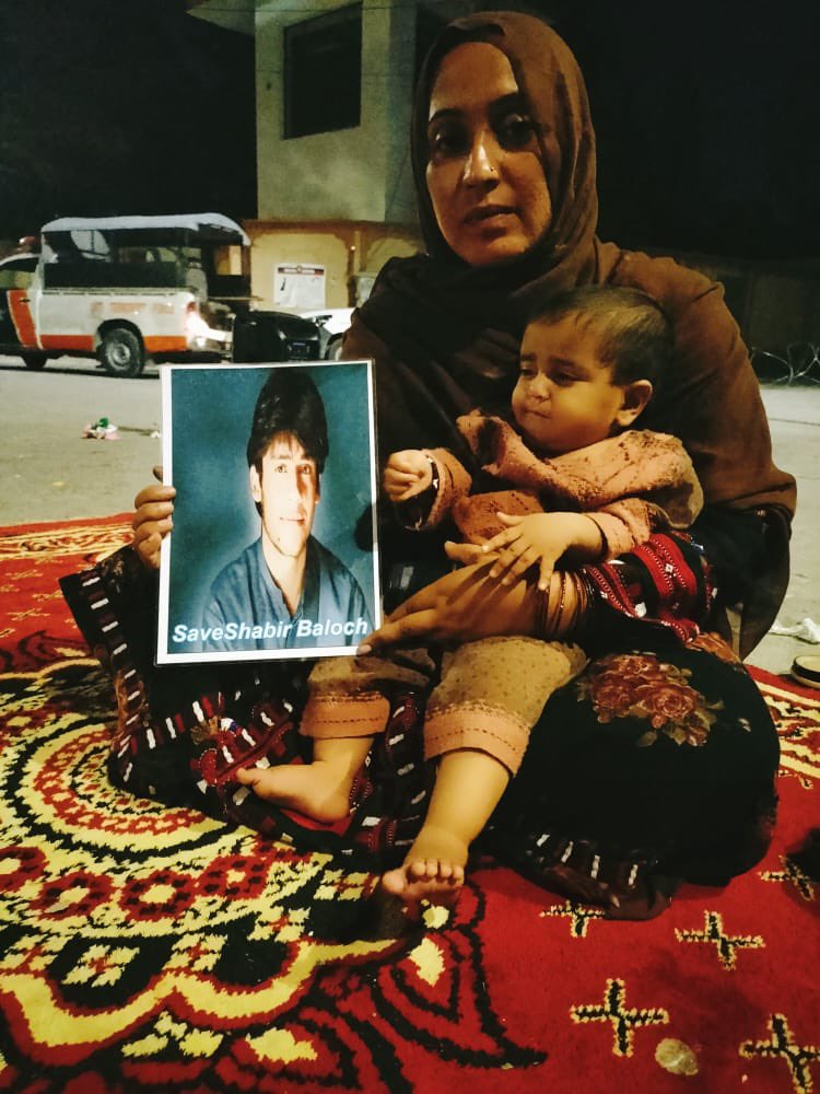 SeemaBalochh's tweet photo. میں نے زیارت کی مسخ شدہ لاشوں کا سنا اور پھر یہ سنا کہ یہ بلوچ مِسنگ پرسنز کی لاشیں ہیں، خدا جانتا ہے کہ میں کس قرب سے شال تک پہنچی ہوں۔ اب وزیرِ اعلی کہتا ہے کہ اُٹھ جاؤ ہم تمہارا مسئلہ حل کریں گے، لیکن اب میرا مسئلہ یہ ہے کہ مجھے تم پر اعتبار نہیں ہے۔ 
#StopBalochGenocide https://t.co/ifeDgnYswh