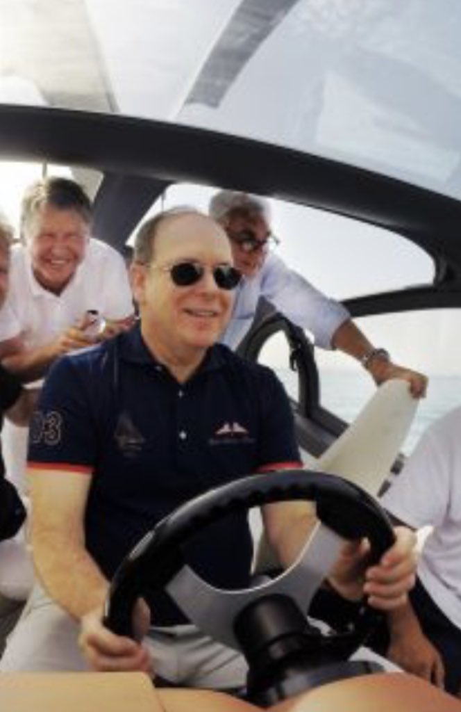 Alain_Thebault's tweet photo. S.A.S le Prince Albert ll de Monaco m’avait fait l’honneur de venir, comme Bernard d’Alessandri, piloter mon iconique &amp; désormais vieux Bubble prototype, ultra stable grâce au FlyByWire✈️ Je me réjouis de revenir de Suisse🇨🇭cet automne au Salon @YachtingCannes 🇫🇷 puis à Monaco 🇲🇨 https://t.co/uiPX4meoqW